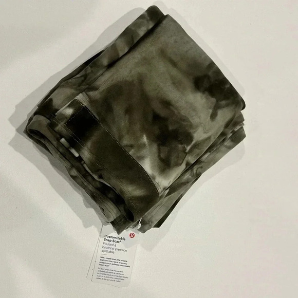 New Lululemon Customizable Snap Scarf - Picture 9 of 14